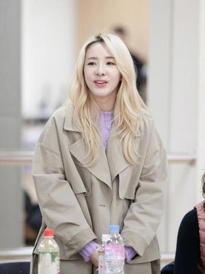 年齡不是距離！IU與樸山多拉相差9歲同穿大地色外套，酷帥造型展現無齡感魅力